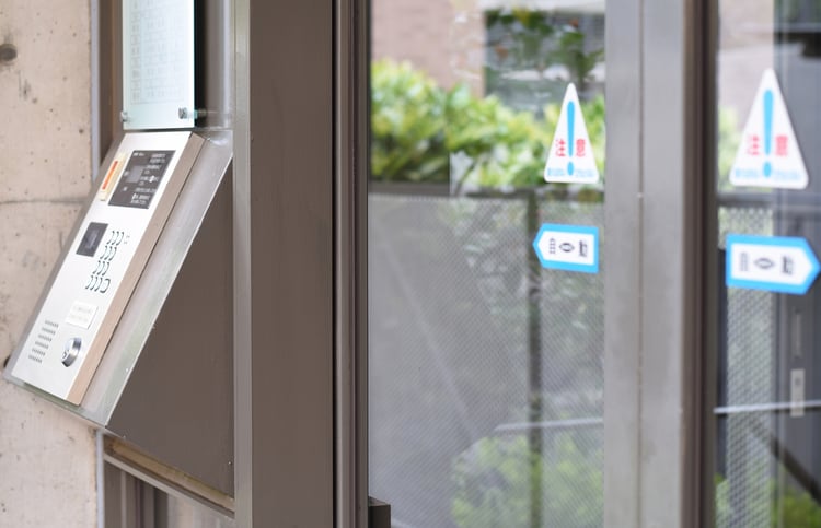 賃貸物件でもオートロックは後付けできる？費用・導入方法・スマート化の最新動向を徹底解説