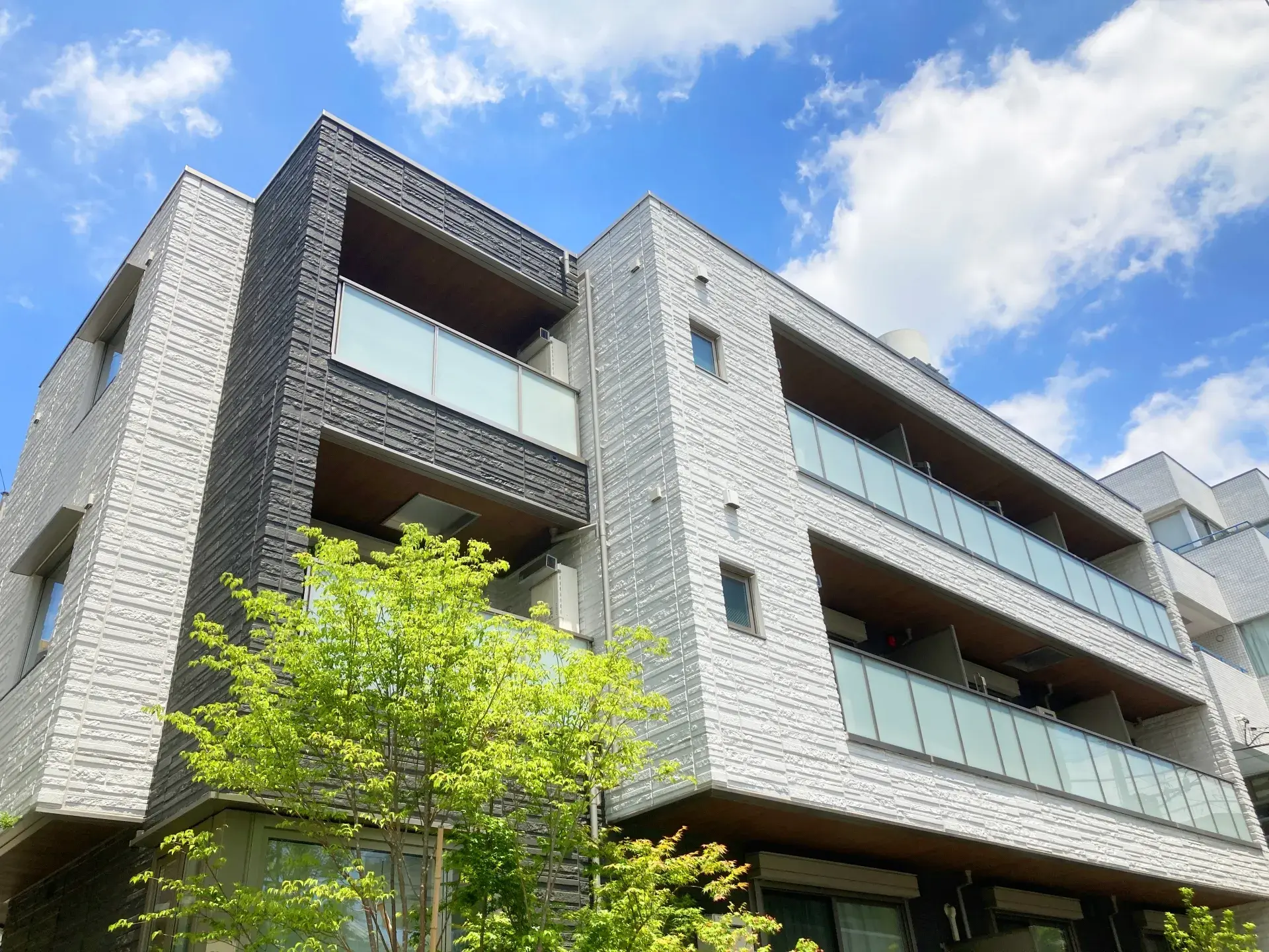 賃貸オートロックでの暮らし方マナー｜共連れ対策｜友人や宅配便のスマートな対応法